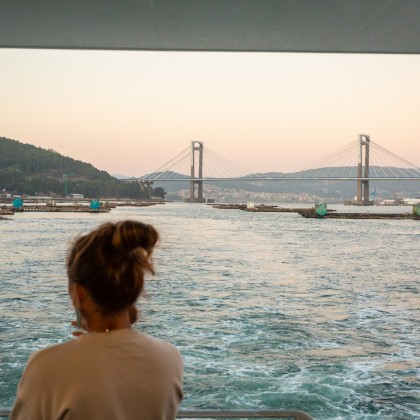 Bono infantil de viaje en barco con niños a la isla de San Simon en la Ría de Vigo con Piratas de Nabia