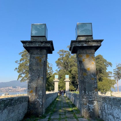 Bon voyage en bateau avec des enfants à l'île de San Simon dans la Ría de Vigo avec Piratas de Nabia