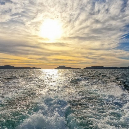 Bon Bateau touristique avec les pirates de Nabie