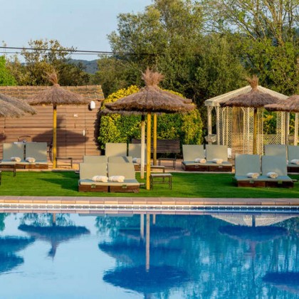 Escapada Romántica: Cena, Spa y Detalles en Mas Tapiolas