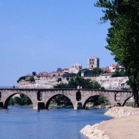 Gastronomy and culture: A getaway with a typical Zamoran dinner and cava next to the Castle of Peñausende