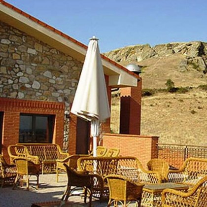 Gastronomy and culture: A getaway with a typical Zamoran dinner and cava next to the Castle of Peñausende