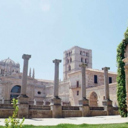 Gastronomy and culture: A getaway with a typical Zamoran dinner and cava next to the Castle of Peñausende