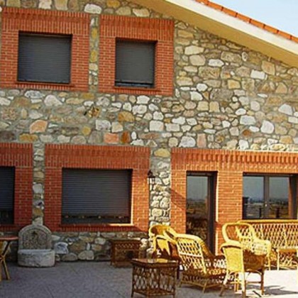Gastronomy and culture: A getaway with a typical Zamoran dinner and cava next to the Castle of Peñausende
