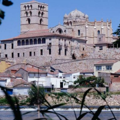 Gastronomy and culture: A getaway with a typical Zamoran dinner and cava next to the Castle of Peñausende