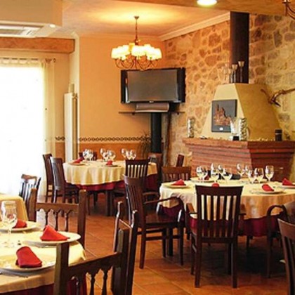 Gastronomy and culture: A getaway with a typical Zamoran dinner and cava next to the Castle of Peñausende