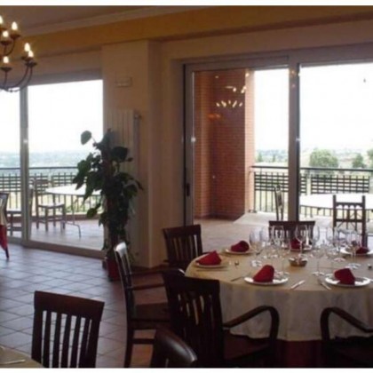Gastronomy and culture: A getaway with a typical Zamoran dinner and cava next to the Castle of Peñausende