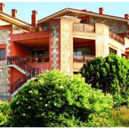 Gastronomy and culture: A getaway with a typical Zamoran dinner and cava next to the Castle of Peñausende
