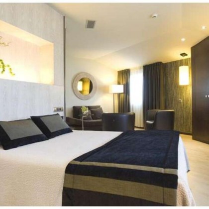 Luxury and romanticism in Suite with Hydromassage Bathtub, Love Box and Champagne