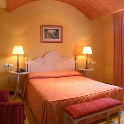VIP getaway with wine tasting at Marqués de Cáceres winery