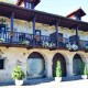 Escapadela relaxante com spa privado e garrafa de cava num quarto com hidromassagem.
