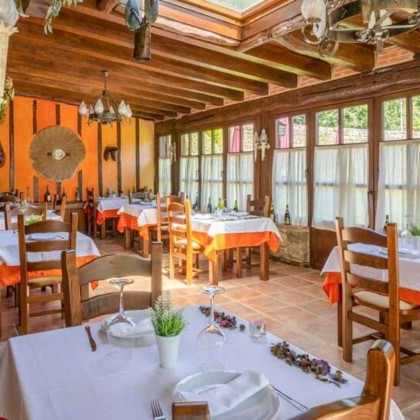 Escapadela relaxante com spa privado e garrafa de cava num quarto com hidromassagem.