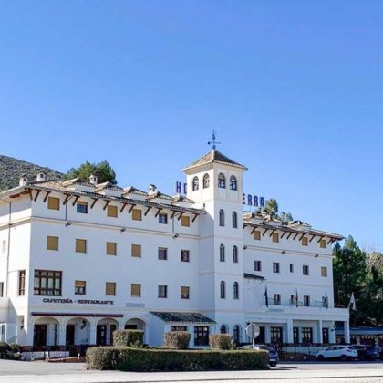 Romantic Getaway with dinner and private jacuzzi in Suite near Antequera