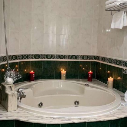 Romantic Getaway with dinner and private jacuzzi in Suite near Antequera