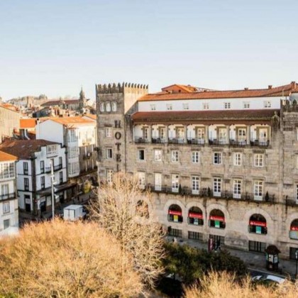 Escapada romántica en Santiago de Compostela con cava, bombones y salida tardía