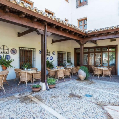 Romanticismo con bañera de hidromasaje y botella de cava en Chinchón