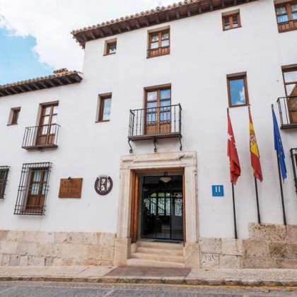 Romanticismo con bañera de hidromasaje y botella de cava en Chinchón