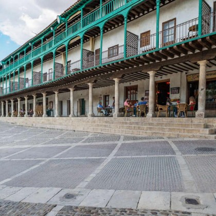 Romanticismo con bañera de hidromasaje y botella de cava en Chinchón