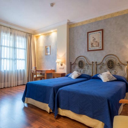 Romanticismo con bañera de hidromasaje y botella de cava en Chinchón