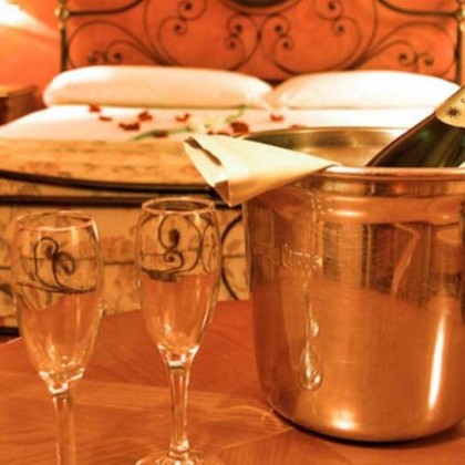 Romanticismo con bañera de hidromasaje y botella de cava en Chinchón