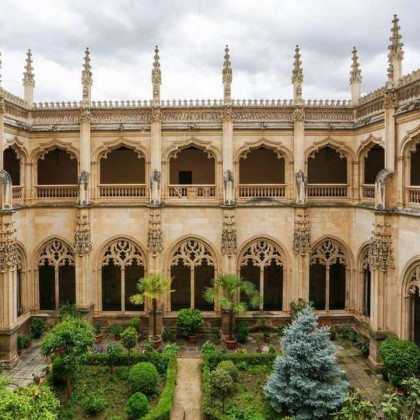 Escapada Romántica con cava y bombones a un paso de la Catedral de Toledo