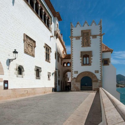 Romantic getaway with Lovebox on the seafront in Sitges
