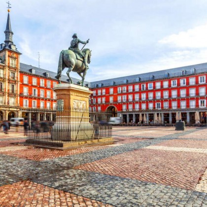 Escapadinha hotel ao lado da Plaza Mayor no quarto com varanda