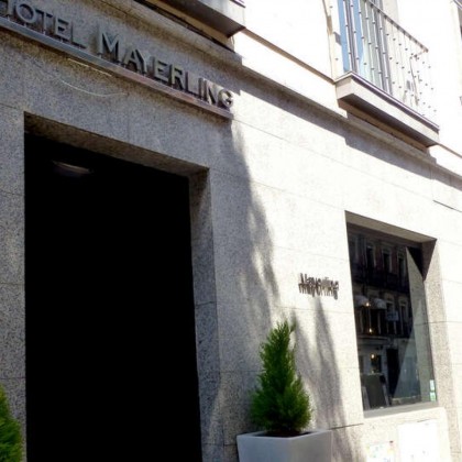 Escapadinha hotel ao lado da Plaza Mayor no quarto com varanda