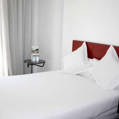 Escapadinha hotel ao lado da Plaza Mayor no quarto com varanda