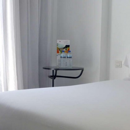 Escapadinha hotel ao lado da Plaza Mayor no quarto com varanda