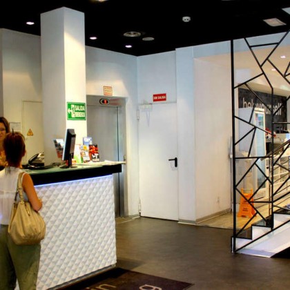 Escapadinha hotel ao lado da Plaza Mayor no quarto com varanda