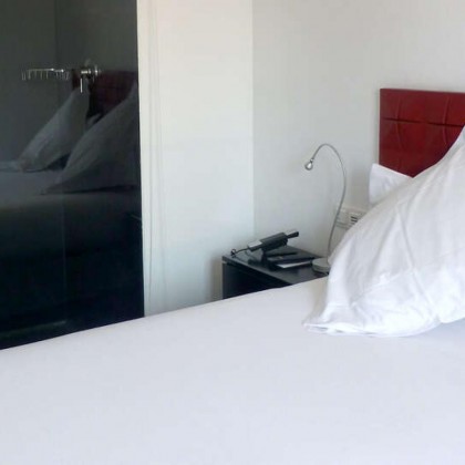 Escapadinha hotel ao lado da Plaza Mayor no quarto com varanda