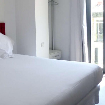 Escapadinha hotel ao lado da Plaza Mayor no quarto com varanda