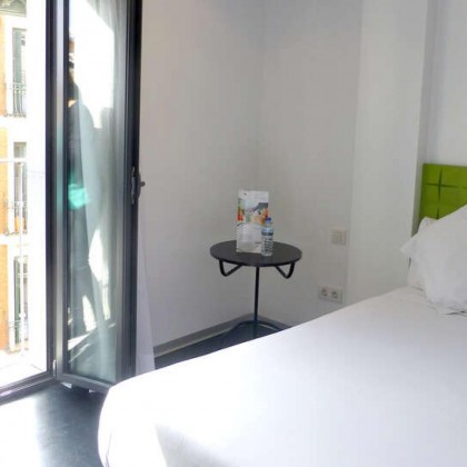 Escapadinha hotel ao lado da Plaza Mayor no quarto com varanda