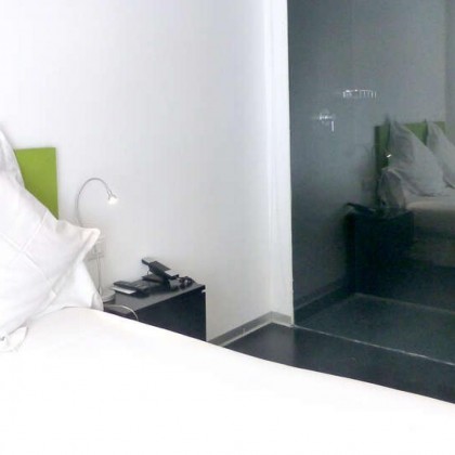Escapadinha hotel ao lado da Plaza Mayor no quarto com varanda