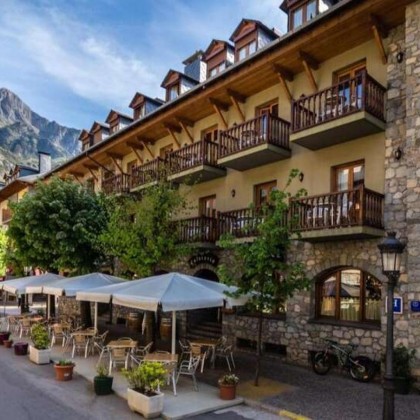 Escapada con vino Somontano y tapa en Benasque