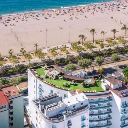 Discover Calella with half board and spa in a beachfront hotel