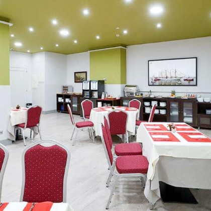 Discover the beautiful city of Avilés with breakfast included.