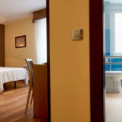 Discover the beautiful city of Avilés with breakfast included.