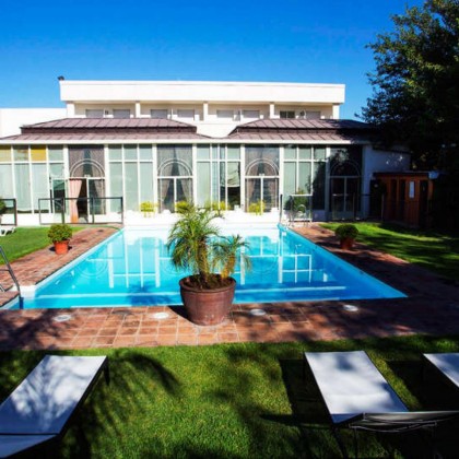 Offer in Cordoba with breakfast, swimming pool and parking included.