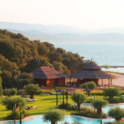 Luxury getaway on the unusual island of Valdecañas with breakfast included, close to the Nature Reserve