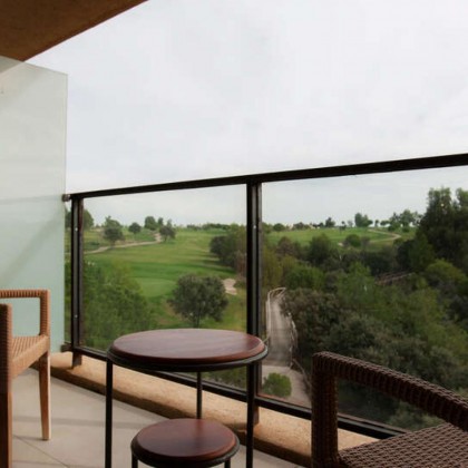 Luxury getaway on the unusual island of Valdecañas with breakfast included, close to the Nature Reserve