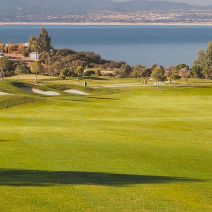 Luxury getaway on the unusual island of Valdecañas with breakfast included, close to the Nature Reserve