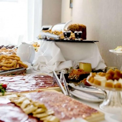 Luxury getaway on the unusual island of Valdecañas with breakfast included, close to the Nature Reserve