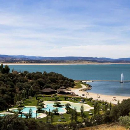 Luxury getaway on the unusual island of Valdecañas with breakfast included, close to the Nature Reserve
