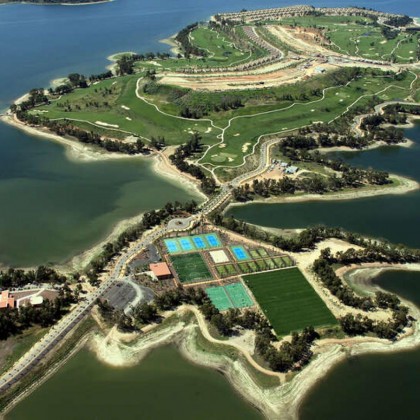 Luxury getaway on the unusual island of Valdecañas with breakfast included, close to the Nature Reserve