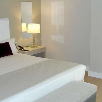 Luxury getaway on the unusual island of Valdecañas with breakfast included, close to the Nature Reserve