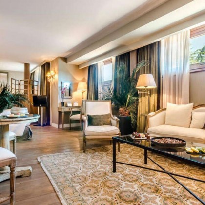 Romanticism in the heart of Salamanca with private hydromassage in the room, wine and spa.