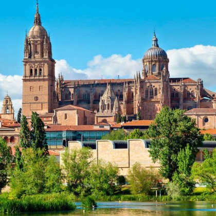 Romanticism in the heart of Salamanca with private hydromassage in the room, wine and spa.