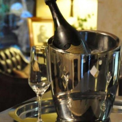 Romantismo no coração de Salamanca com hidromassagem privada no quarto, vinho e spa.